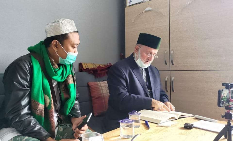 Ust Maruf Khozin dalam pertemuan singkat bersama Sidi Syekh Fadil Al-Jailani di kantor Jailani Center, Istanbul Turki. (Foto: Istimewa)