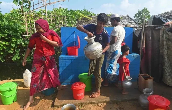 Pengungsi Rohingya mengumpulkan air minum di kamp pengungsi Kutupalong di Ukhia, Bangladesh pada 7 Oktober 2021. (Foto: apf)