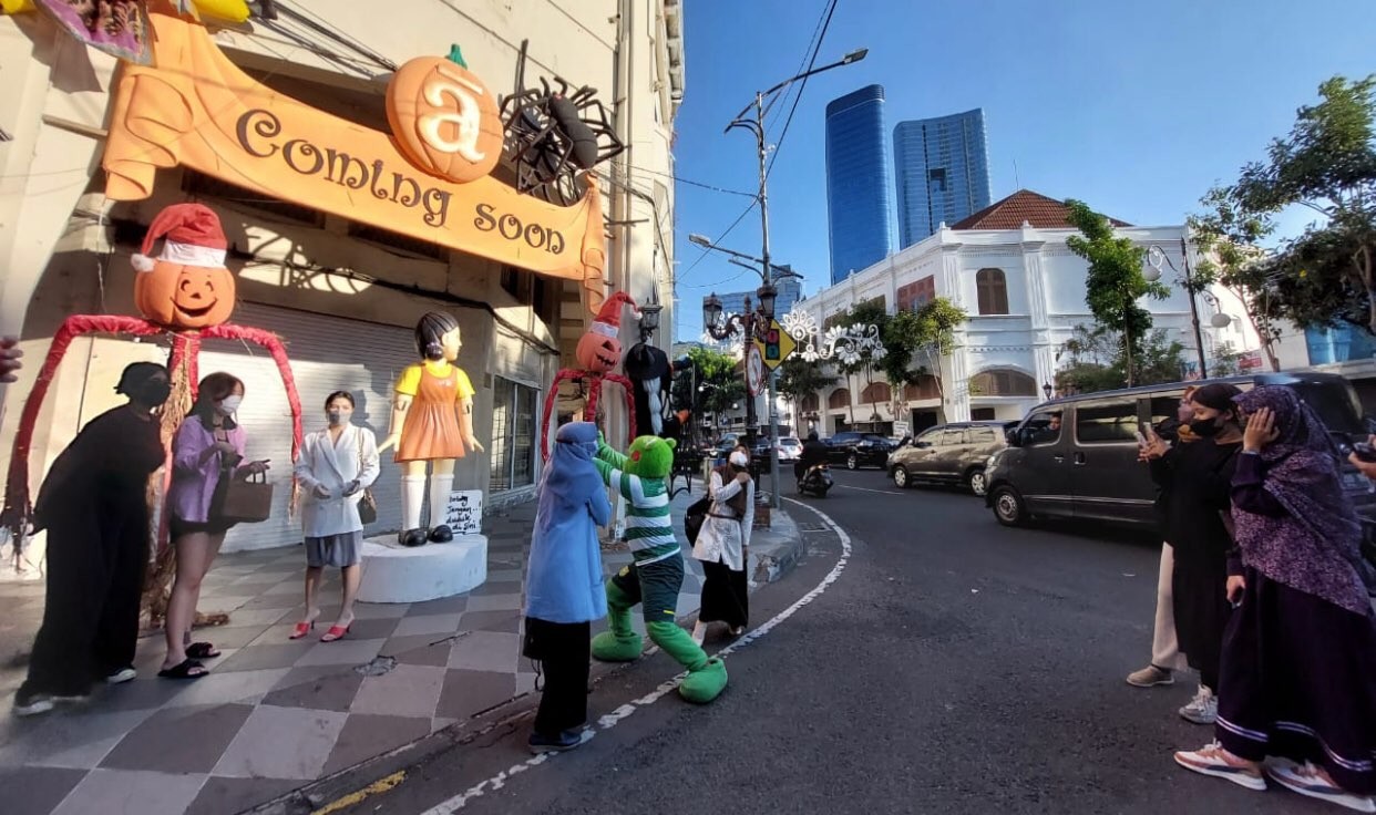 Boneka Squid Game saat masih berada di Jalan Tunjungan. (Foto: Andhi Dwi/Ngopibareng.id)