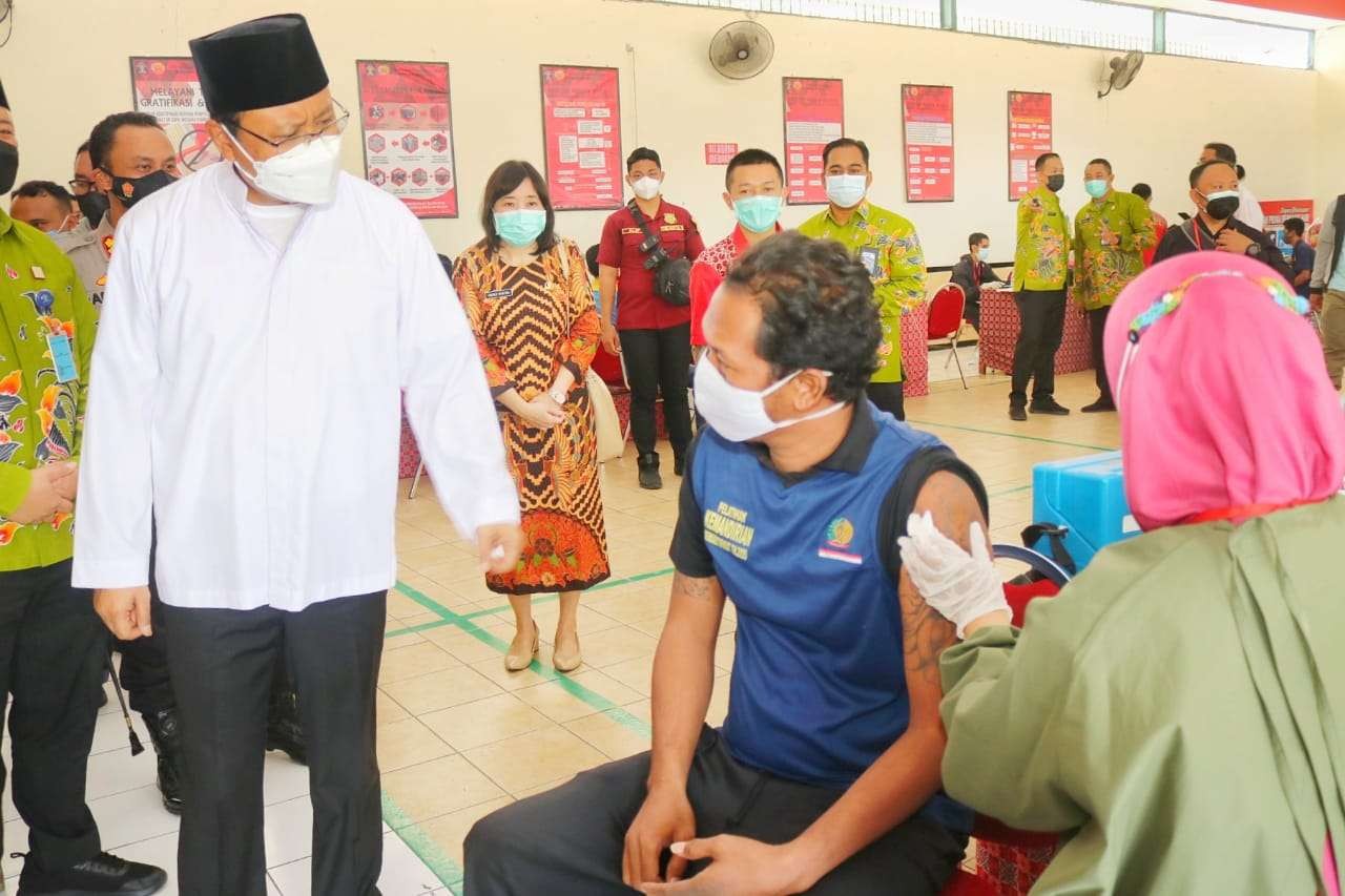 Walikota Saifullah Yusuf meninjau vaksinasi lansia. (Foto: Istimewa)