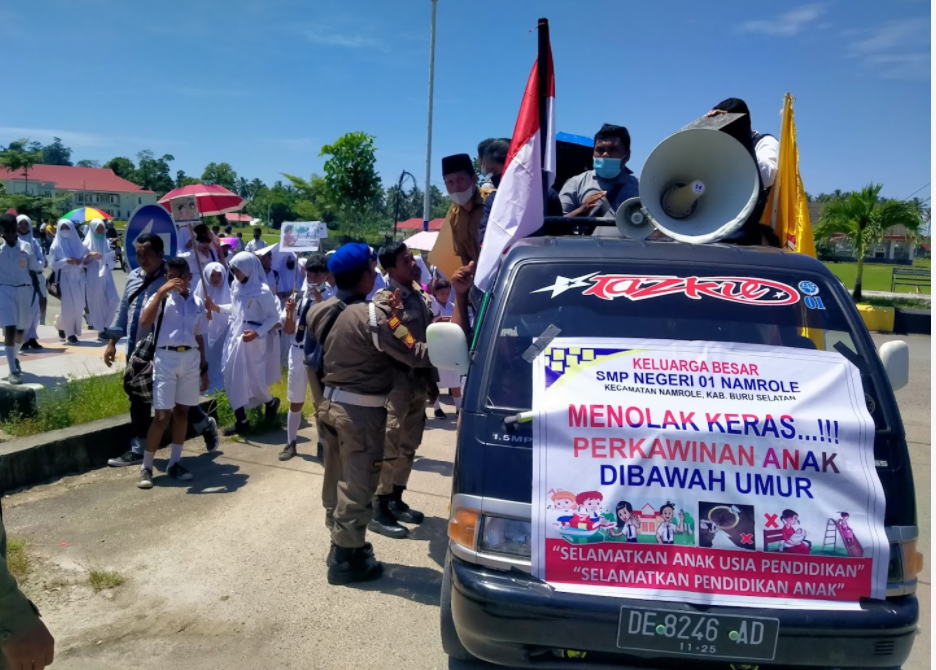Aksi menolak pernikahan anak usia dini dari pelajar dan guru SMP di Namrole, Buru Selatan, Maluku. (Foto: suarabursel)