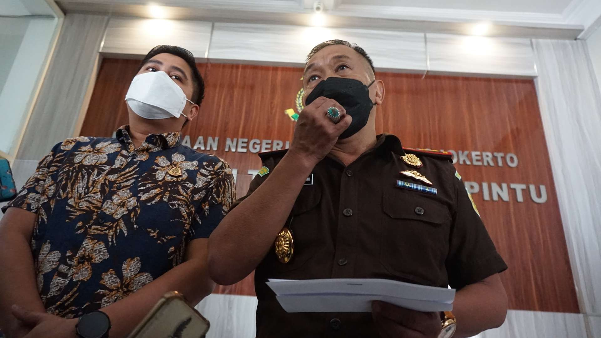 Kejari Kabupaten Mojokerto (kanan) saat memberikan keterangan kepada wartawan.(Deni Lukmantara/Ngopibareng)