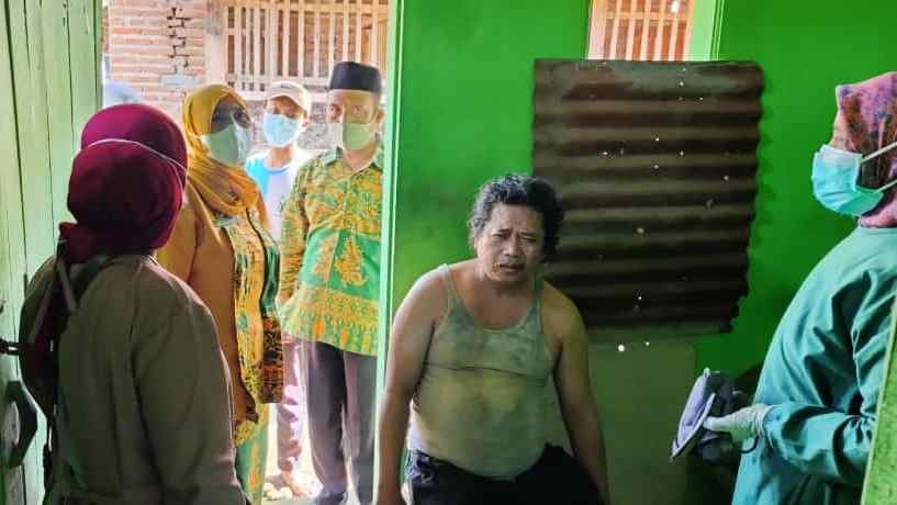 Kepala Desa Kalirejo bersama petugas Puskesmas mendatangi rumah warga yang belum melakuakn vaksinasi untuk diberikan pemahaman akan pentingnya vaksinasi covid-19 (foto:istimewa)