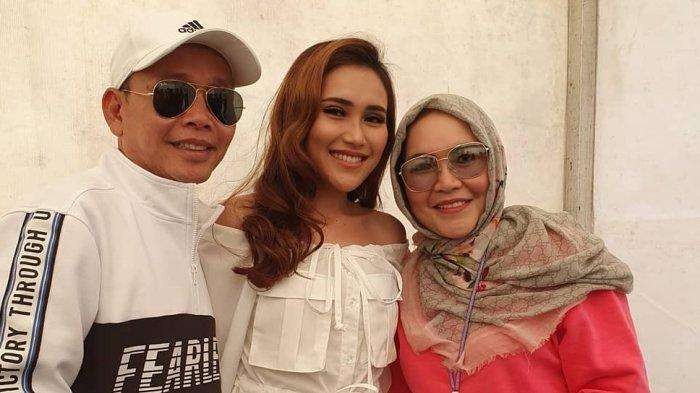 Ayu Ting Ting bersama kedua orangtuanya, Abdul Rojak dan Umi Kalsum. (Foto: Instagram)