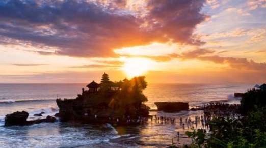 Ilustrasi sunset di Pure Tanah Lot Bali, alah satu distenasi wisata Bal (Foto: Istimewa)i