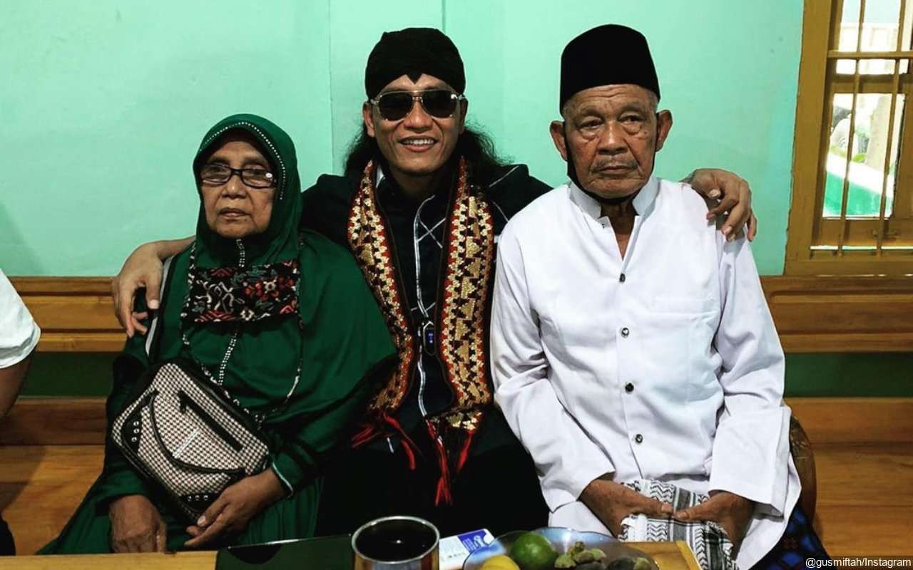 Gus Miftah pose bersama kedua orangtuanya. (Foto: Istimewa)