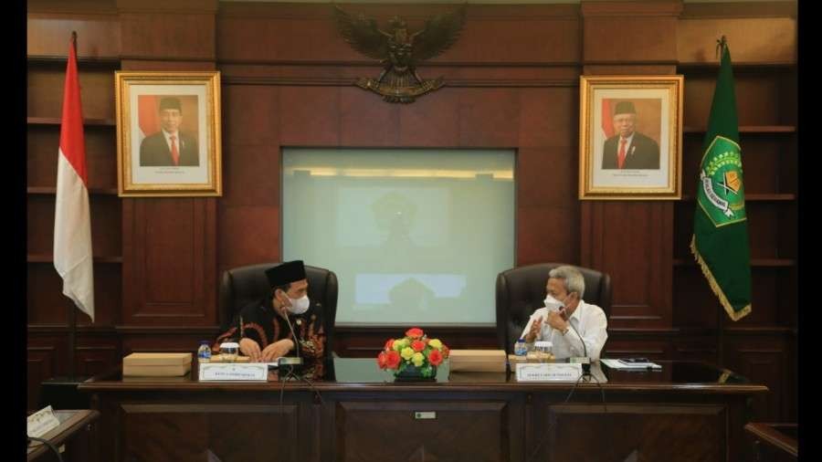 Sekjen Kemenag Nizar (berbaju putih) bertemu dengan Ketua Ombudsman RI Mokhammad Najih, Senin 11 Oktober 2021. (Foto: Kemenag)
