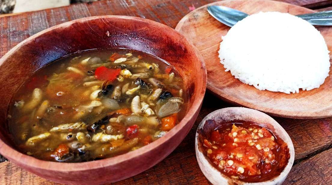 Kuliner ekstrim uyah asem tawon ndas memiliki rasa segar dan menghangatkan tubuh (foto:Muh Hujaini/Ngopibareng.id)