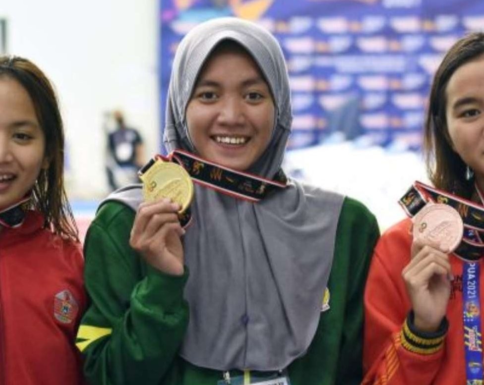 Adinda Larasati (tengah) Atlet Unesa yang berhasil borong 4 medali emas dalam cabang olahraga renang. (Foto: Dok. Unesa)