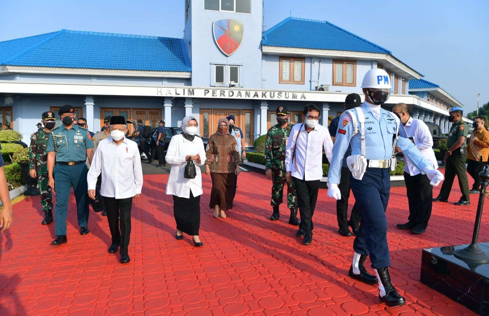 Wapres Ma'ruf Amin beserta istri meninggalkan pangkalan TNI Halim Perdana Kusuma Jakarta ( foto: SewapresT.