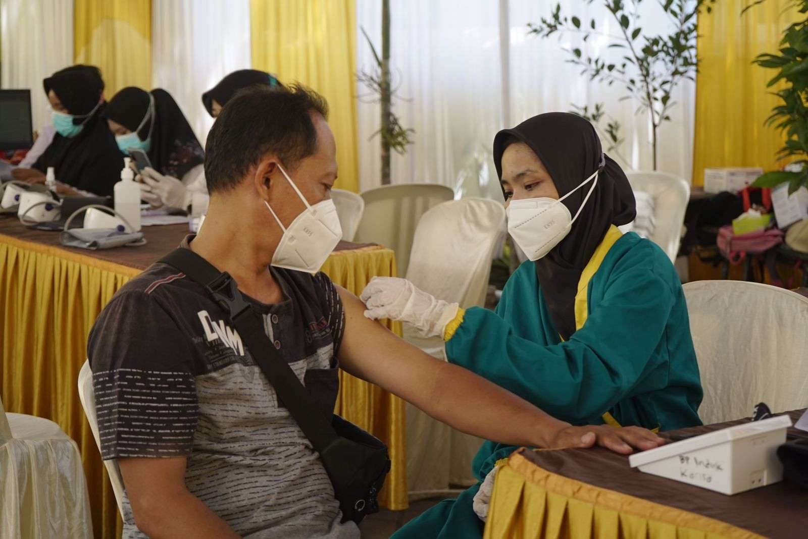 Warga yang mengikuti vaksinasi yang diselenggarakan DPD Golkar Kota Pasuruan (Foto: Laily/ngopibareng.id)