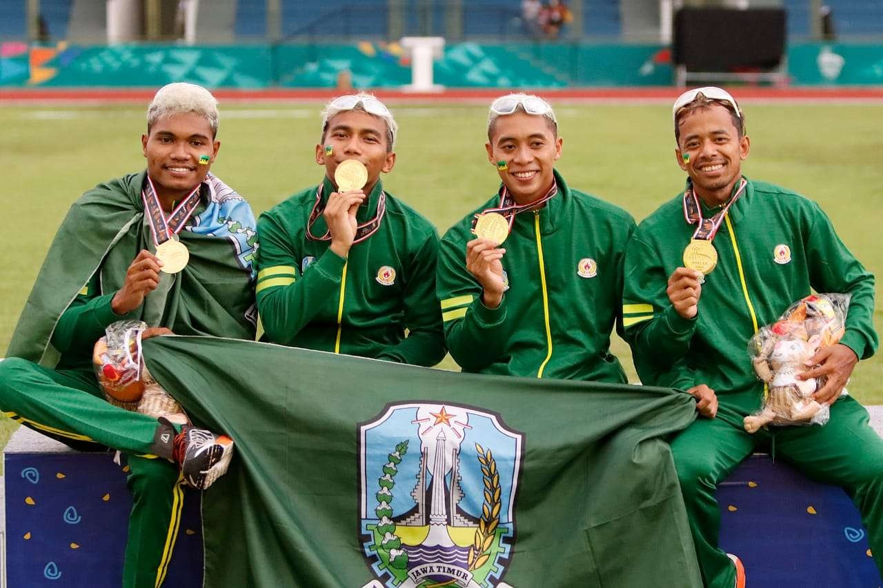 Para pelari Jatim yang meraih emas usai memenangi nomor 4x100 meter putra. (Foto: Istimewa)