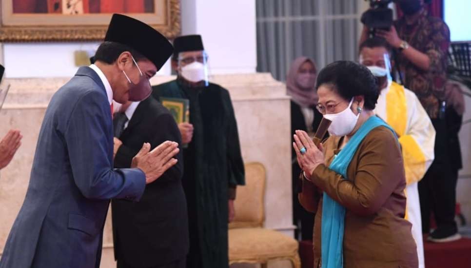 Presiden Jokowi memberi ucapan selamat kepada Megawati setelah dilantik menjadi Ketua Dewan Pengarah BRIN (Foto: Setpres)