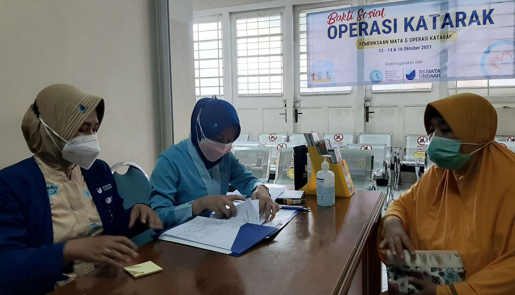 Proses pendaftaran baksos pemeriksaan mata RS Mata Undaan Surabaya. (Foto: Pita Sari/Ngopibareng.id)