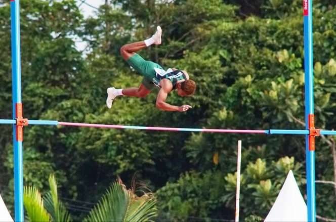 Teuku Tegar Abadi berhasil meraih medali emas di nomor lompat galah putra PON XX Papua.
