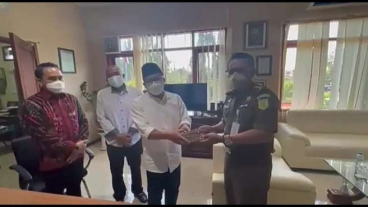 Walikota Malang, Sutiaji (kiri) saat menyerahkan uang denda tipiring kepada Kejari Kabupaten Malang (Foto: istimewa)