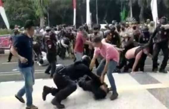 Seorang Anggota Polresta Tangerang membanting seorang mahasiswa saat berunjuk rasa (foto: tangkapen video)