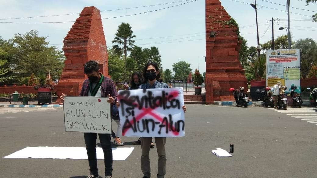 Aksi HMI di Alun-alun Kota Mojokerto.(Deni Lukmantara/Ngopibareng)