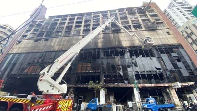 Petugas pemadam kebakaran Kota Kaohsiung,Taiwan  hingga Kamis siang masih berusaha membersihkan puing-puing akibat kebakaran hebat yang terjadi Kamis dini hari. Sedikitnya 46 orang tewas akibat terbakarnya gedung permukiman ini. (Foto: AFP/Al Jazeera)