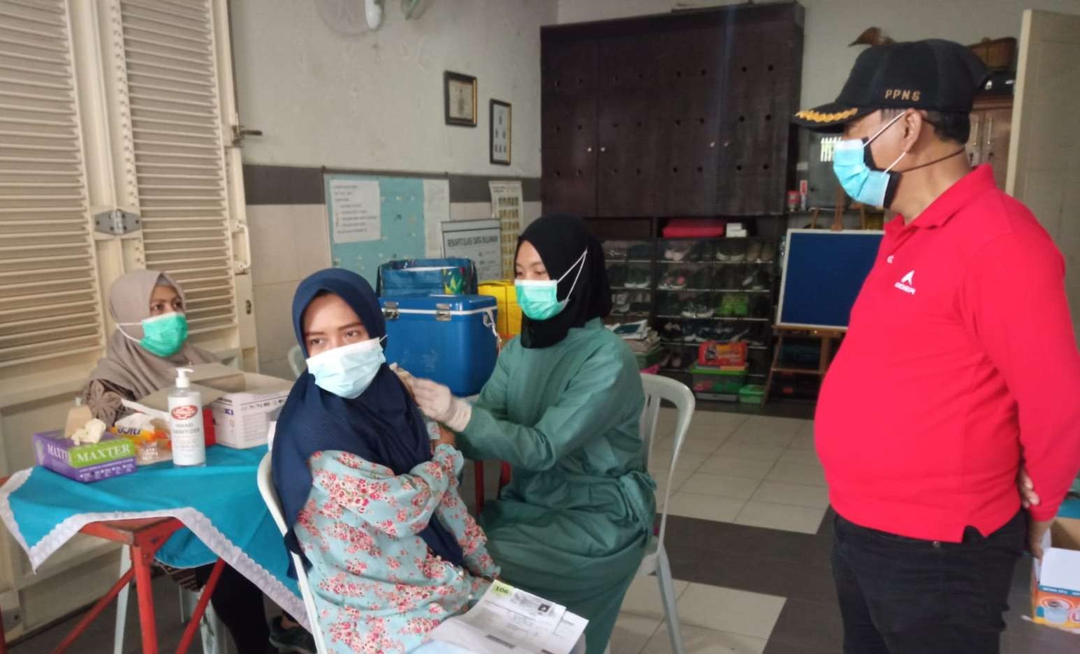 Lurah Manyar Sabrangan Djoko Susilo keluar-masuk kampung memantau vaksinasi. (Foto: Istimewa)