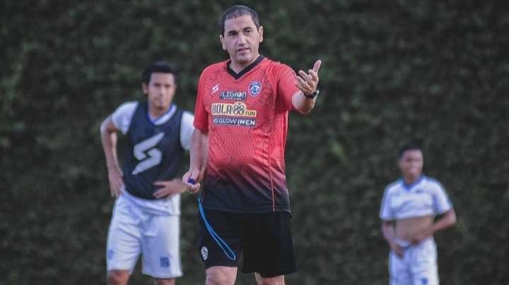 Pelatih Kepala Arema FC, Eduardo Almeida saat memimpin sesi latihan tim (Instagram: @aremafcofficial)
