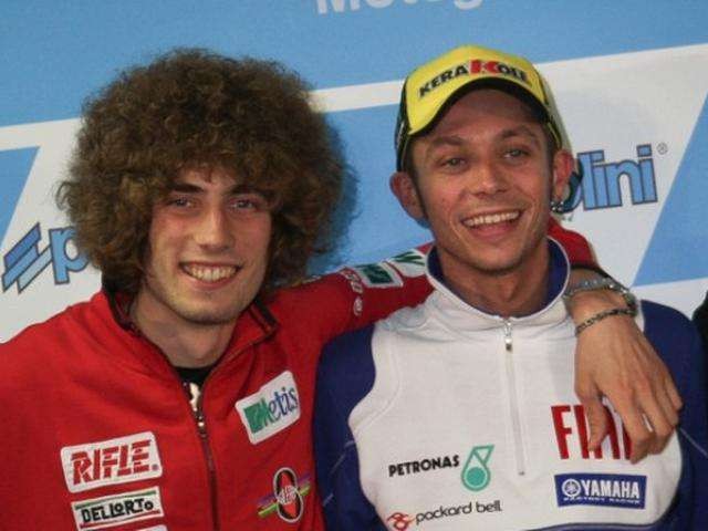 Foto kenangan Valentino Rossi (kanan) bersama mendiang sahabatnya, Marco Simoncelli. (Foto: Istimewa)