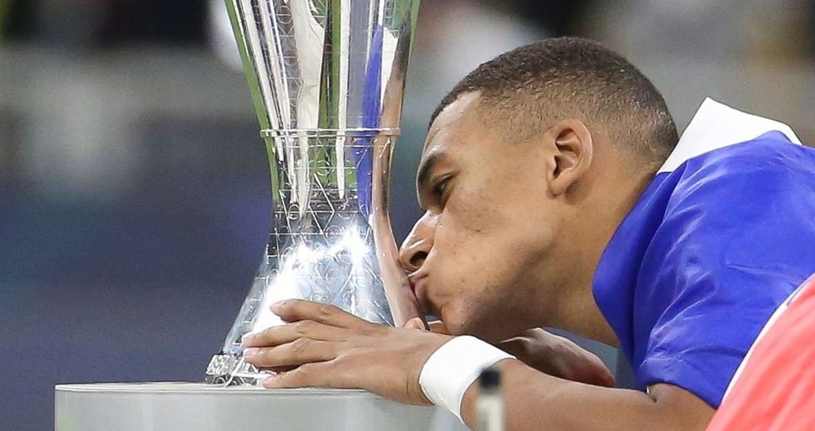 Kylian Mbappe mencium trofi UEFA Nations League. (Foto: Twitter/@KMbappe)