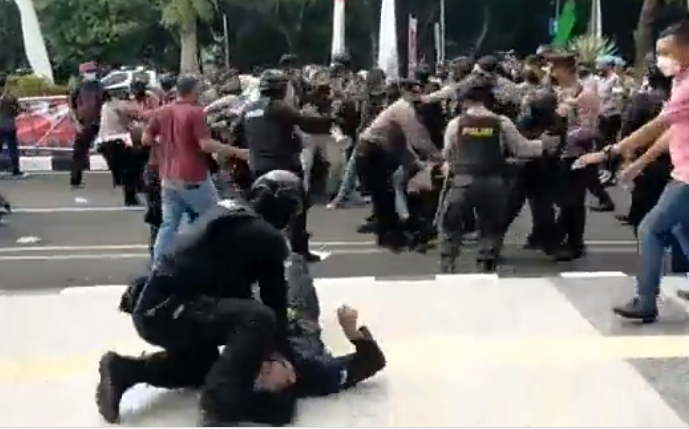 Video seorang polisi membanting dengan keras satu mahasiswa peserta demonstrasi di depan Pemkab Tangerang, viral. (Foto:  Twitter)