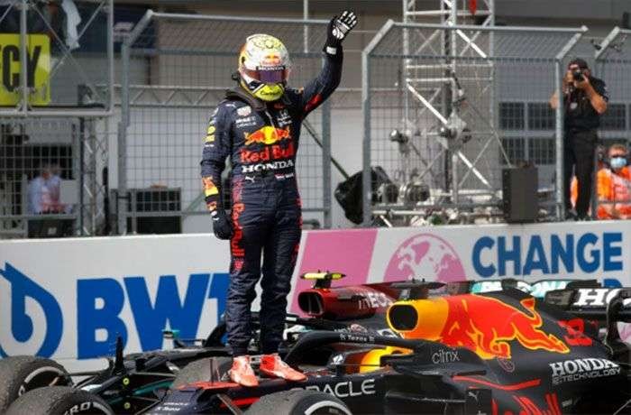 Max Verstappen berdiri di atas mobilnya, Red Bull Racing. (Foto: Twitter)