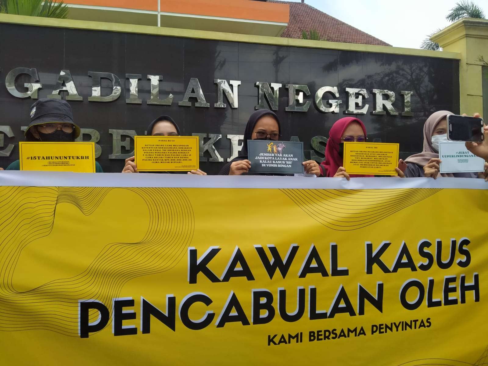 Aktivis Koalisi Tolak Kekerasan Seksual Jember menggelar aksi di depan Pengadilan Negeri Jember, Jawa Timur. (Foto: Rusdi/Ngopibareng.id)