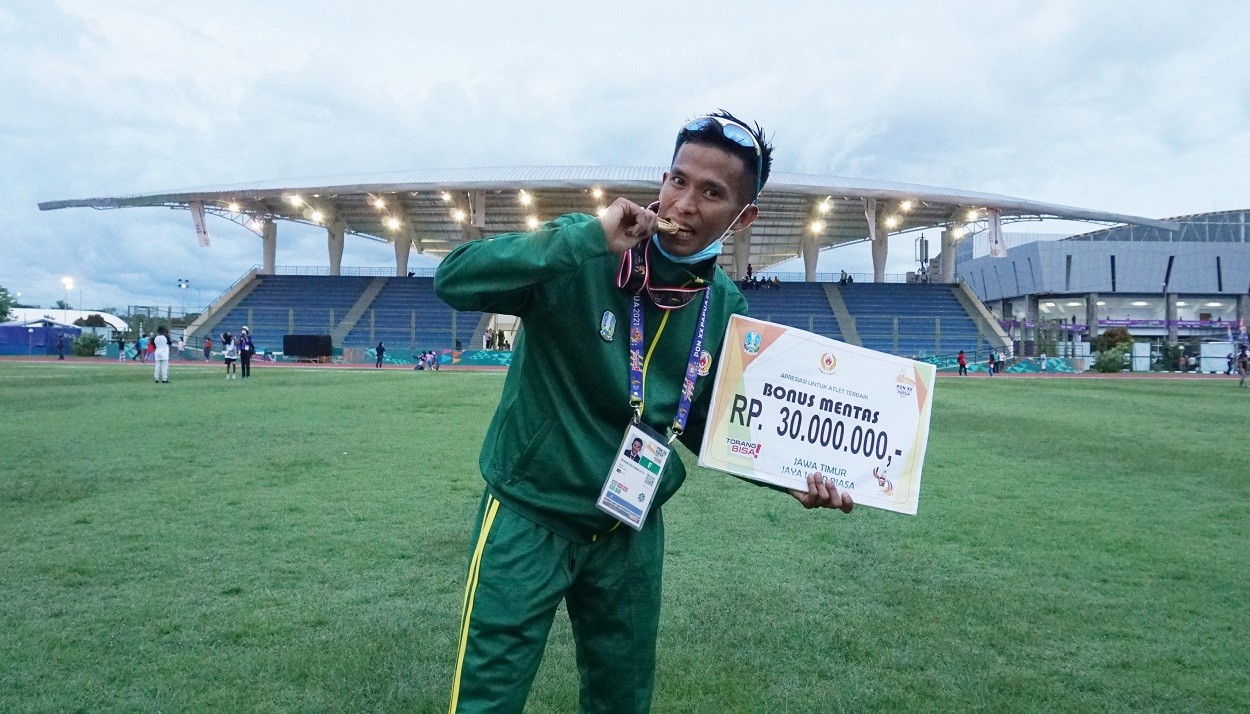 Atjong Tio mendapatkan bonus mentas usai meraih medali emas. (Foto: Istimewa)