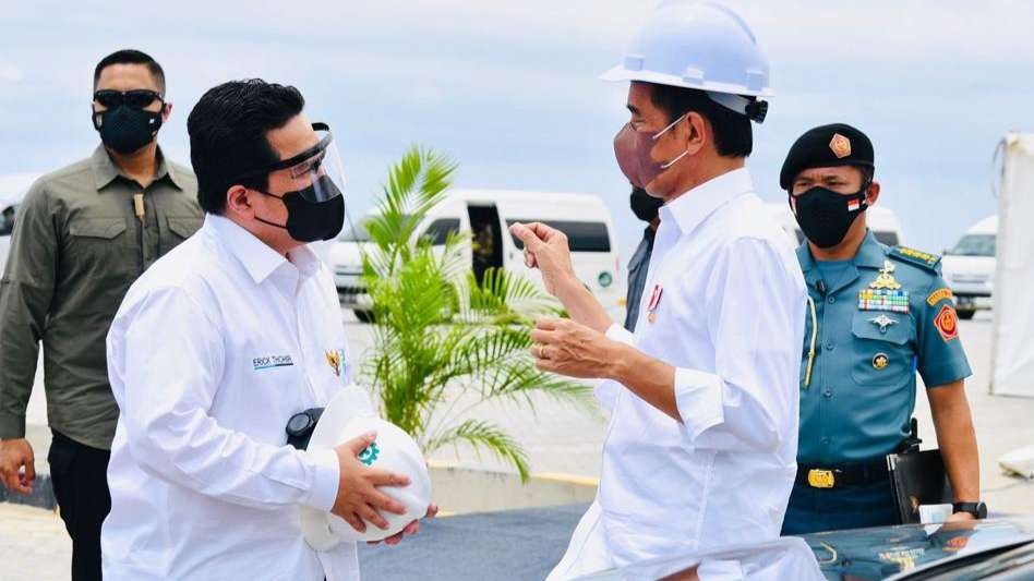 Presiden Jokowi terlibat pembicaraan dengan Menteri BUMN Erik Tohir usai peresmian Terminal Multipurpose Wae Kelambu, Labuhan Bajo. (Foto: Setpres)
