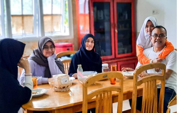 Saiful Mahdi kumpul bersama keluarga. Momen ini sarapan pagi bersama pertama Saiful Mahdi usai bebas dari penjara pada 13 Oktober 2021. (Foto: Twitter)