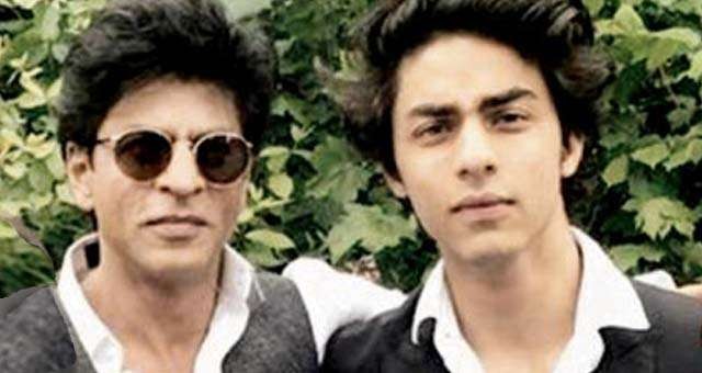 Shah Rukh Khan (kiri) dan putranya, Aryan Khan, 23 tahun.  yang  dituduh menyimpan narkoba. (Foto: AKIFC)