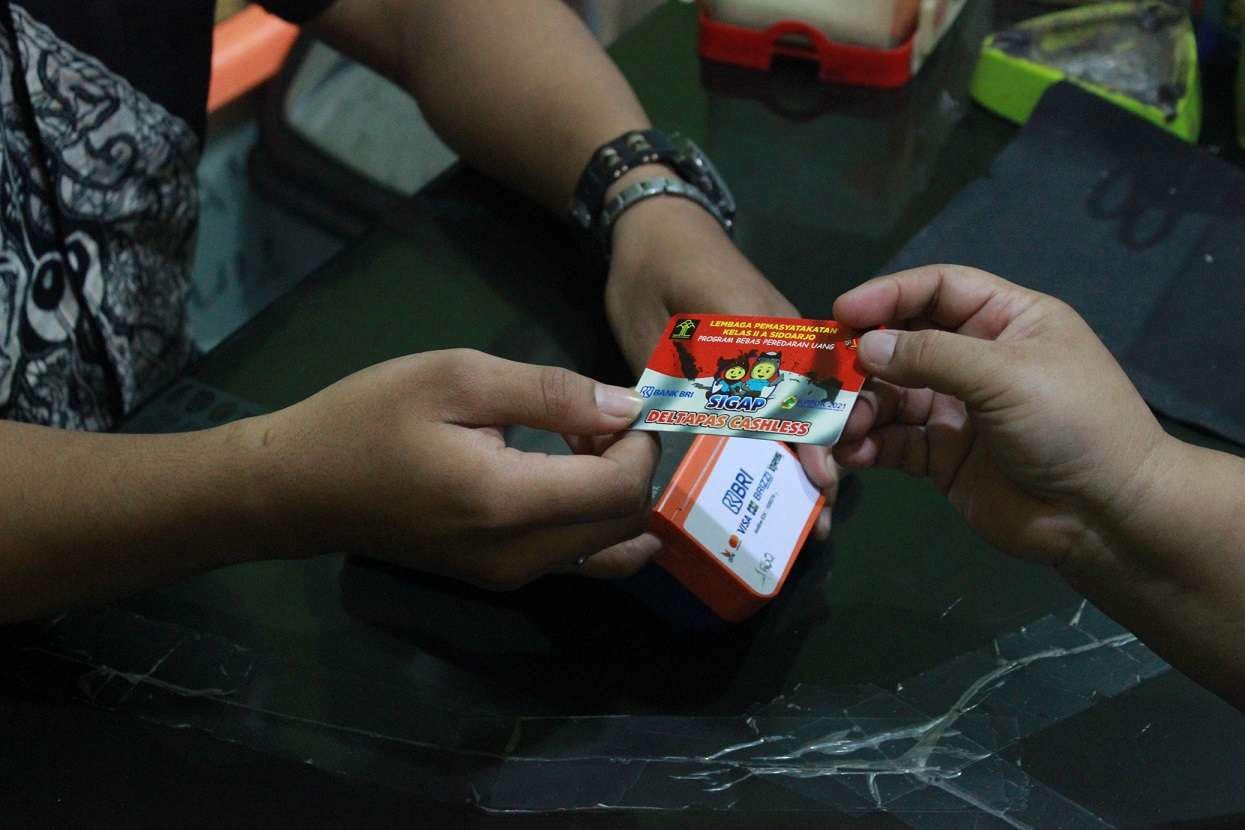 Kartu e-money yang digunakan napi untuk transaksi di koperasi Lapas Sidoarjo. (Foto: Kemenkumham Jatim)