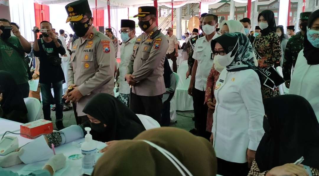 Pelaksanaan vaksinasi di PP Mambaul Ma’arif Denanyar, Rabu 6 Oktober 2021. (Foto: Istimewa)
