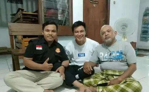Baim Wong bersilaturahmi ke rumah kakek Suhud. (Foto: Instagram)