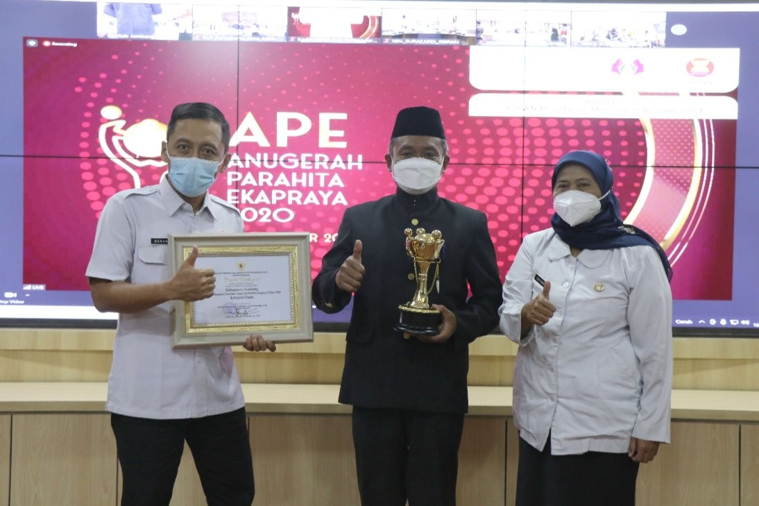 Kementerian Pemberdayaan Perempuan dan Perlindungan Anak (P3A) Republik Indonesia memberikan penghargaan Anugerah Parahita Ekapraya (APE) Kategori Utama Kepada Kabupaten Jombang. (Foto: Istimewa)