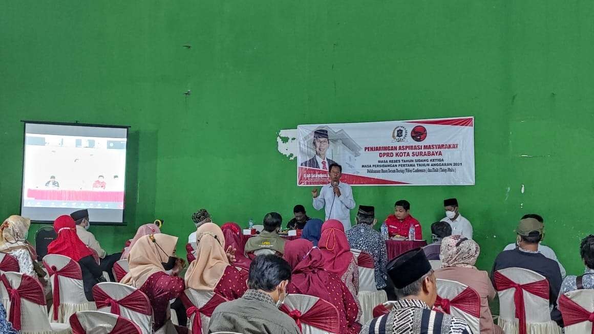 Ketua DPRD Kota Surabaya Adi Sutarwijono melaksanakan kegiatan reses bertemu warga di Kelurahan Mulyorejo. (Foto: Istimewa)