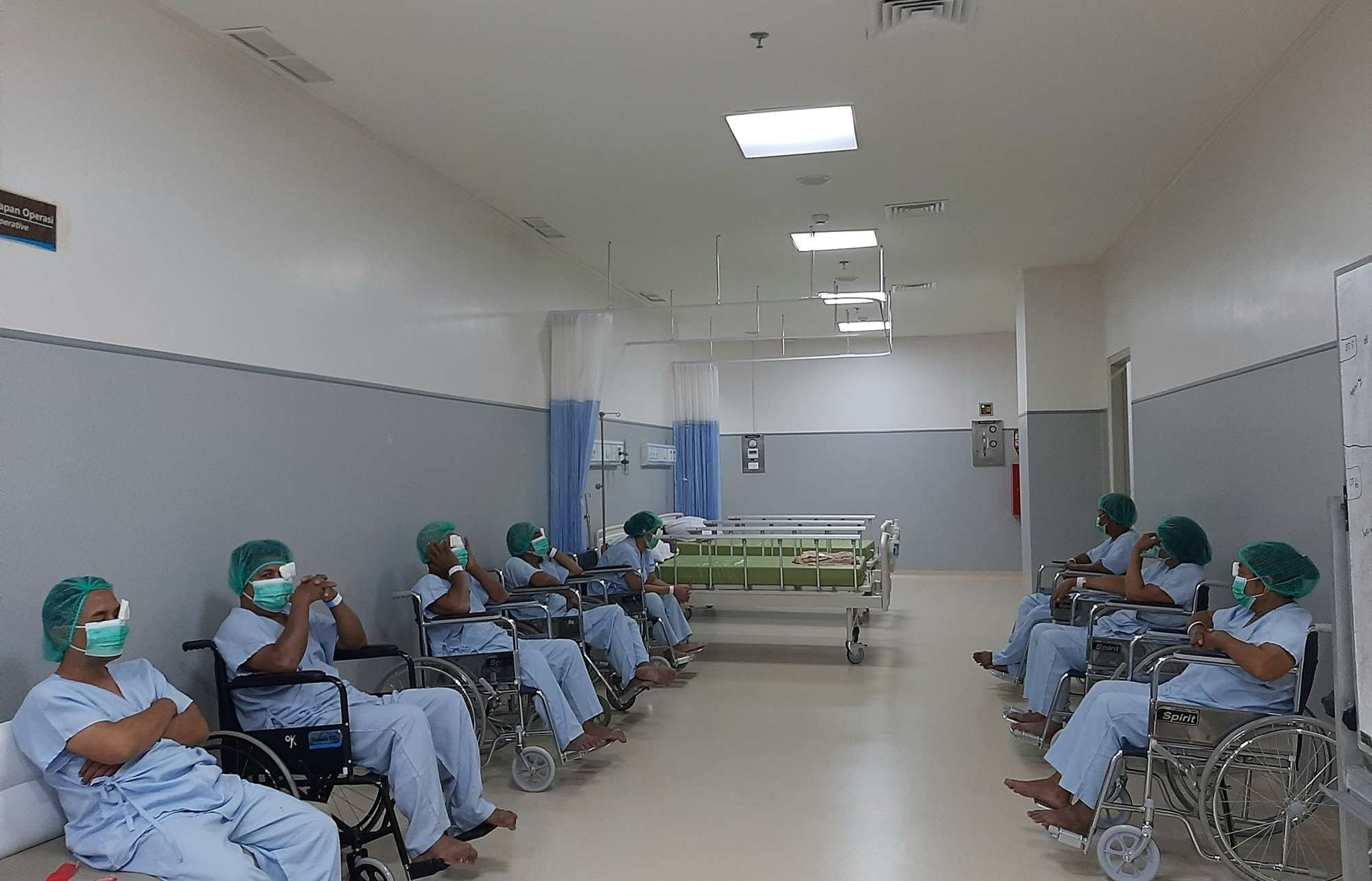 Sebagian pasien yang mendapatkan baksos operasi katarak RS Mata Undaan sedang menunggu giliran masuk ruang operasi. (Foto: Pita Sari/Ngopibareng.id)