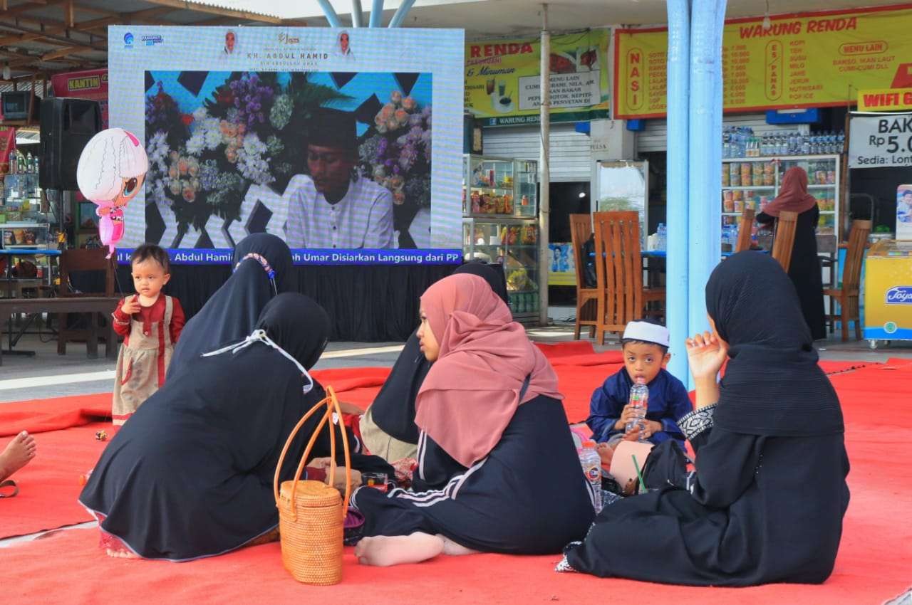 Sejumlah warga yang menjadi jemaah Haul KH Abdul Hamid bin Abdulloh menyaksikan dari videotrone (dok Dinas Kominfo Kota Pasuruan)