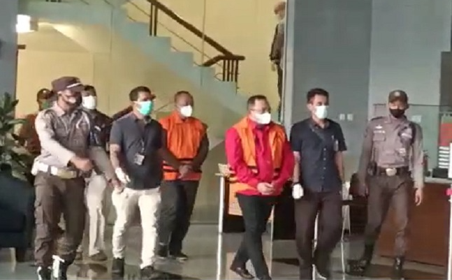 Bupati Musi Banyuasin (Muba), Sumatera Selatan (Sumsel), Dodi Alex Noerdin mengenakan rompi tahanan dan tangan diborgol di Gedung Merah Putih KPK. (Foto: Istimewa)