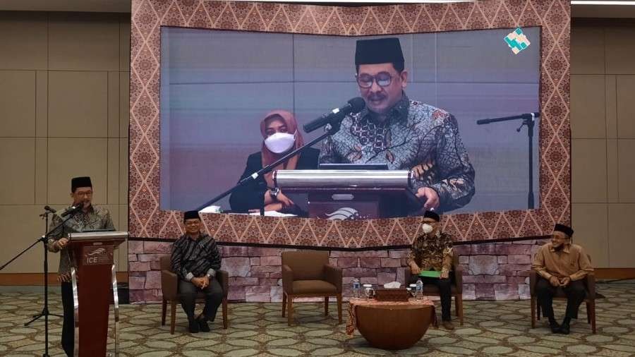 Wamenag Zainut Tauhid Sa'adi saat memberikan sambutan pada Simposium Khazanah Pemikiran Santri Dan Kajian Pesantren, Tangerang Selatan, Kamis 14 Oktober 2021. (Foto: Kemenag)
