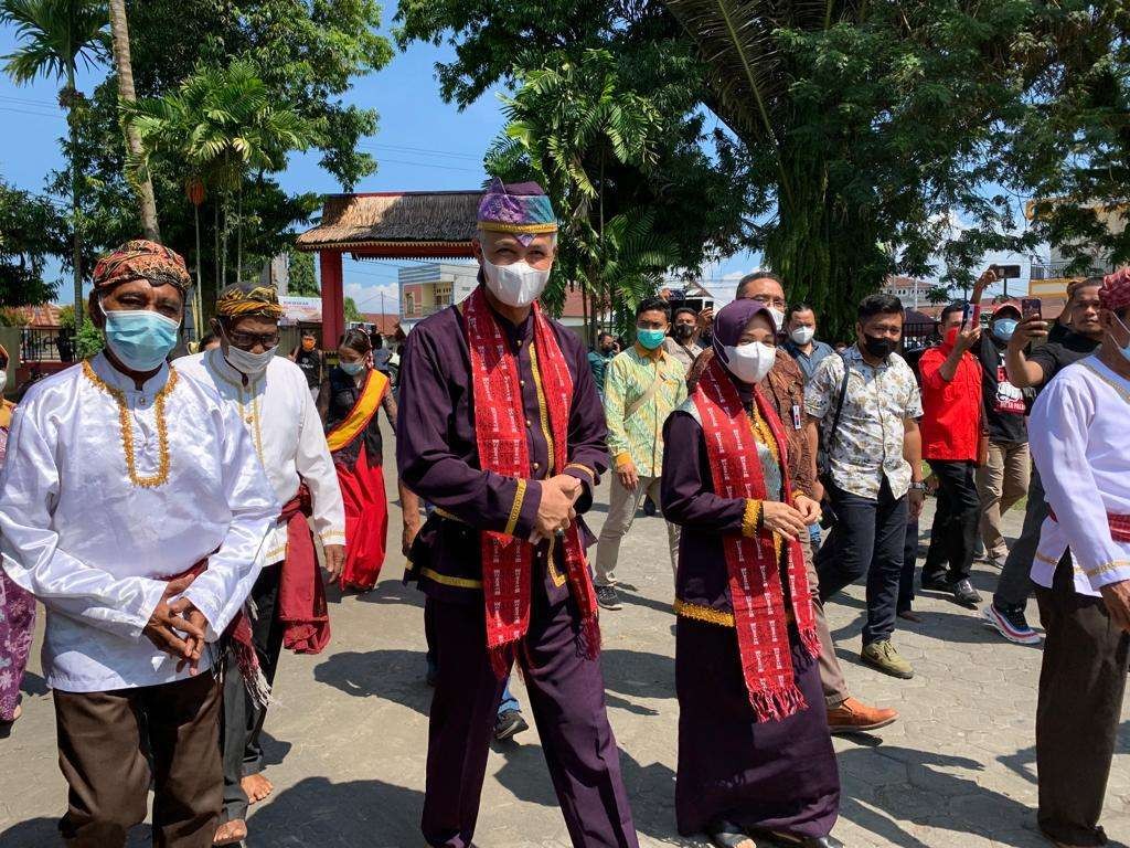 Gubernur Jawa Tengah Ganjar Pranowo beserta istrinya, Siti Atikoh, mengikuti ritual pencucian kaki atau pemberian kehormatan Suku Tobelo. (Foto: Istimewa)