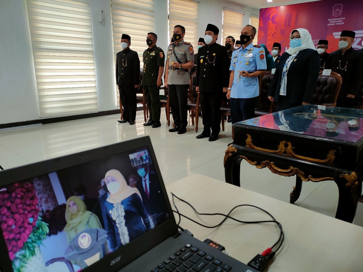 Wakil Bupati Sumrambah mengikuti upacara virtual dari Gedung Negara Grahadi Surabaya dalam rangka Hari Jadi Pemerintah Provinsi Jawa Timur ke 76, Rabu 13 Oktober 2021 dari ruang Media Center Pemkab Jombang. (Foto: Istimewa)
