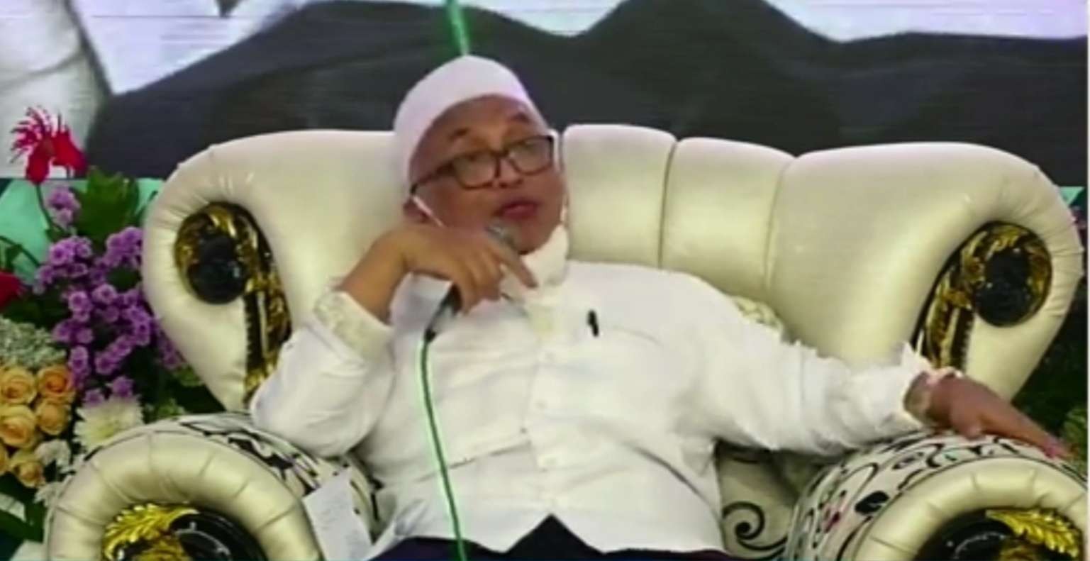 KH Idris Hamid menyampaikan sambutannya dalam Haul ke-40 KH Abdul Hamid bin Abdullah bin Umar. (Foto: Dok Pasuruan)