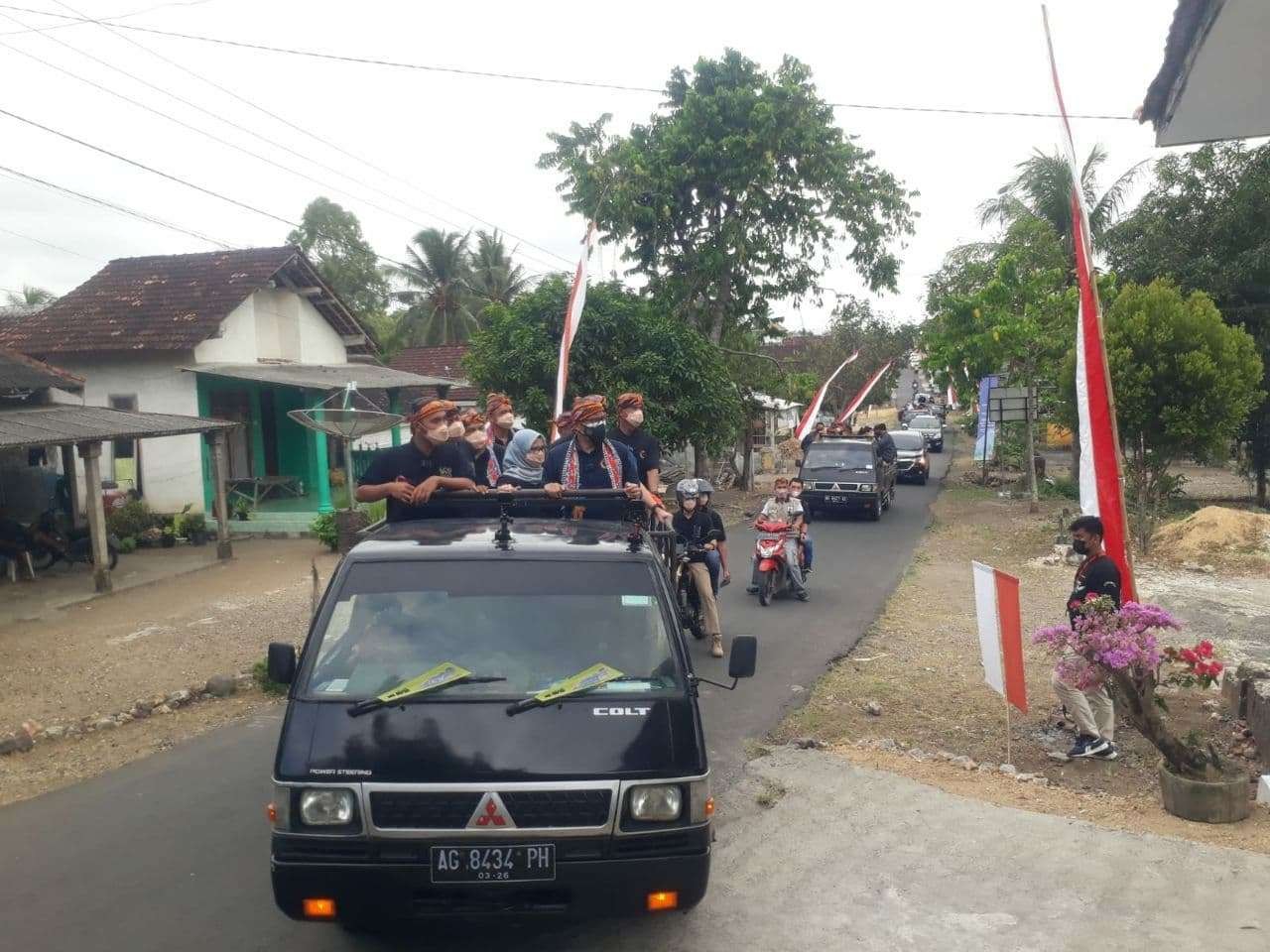 Menteri Pariwisata dan Ekonomi Kreatif Sandiaga Uno menumpang mobil pick up saat berkunjung ke Desa Wisata Pantai Serang, Blitar. (Foto: Choirul Anam/Ngopibareng.id)