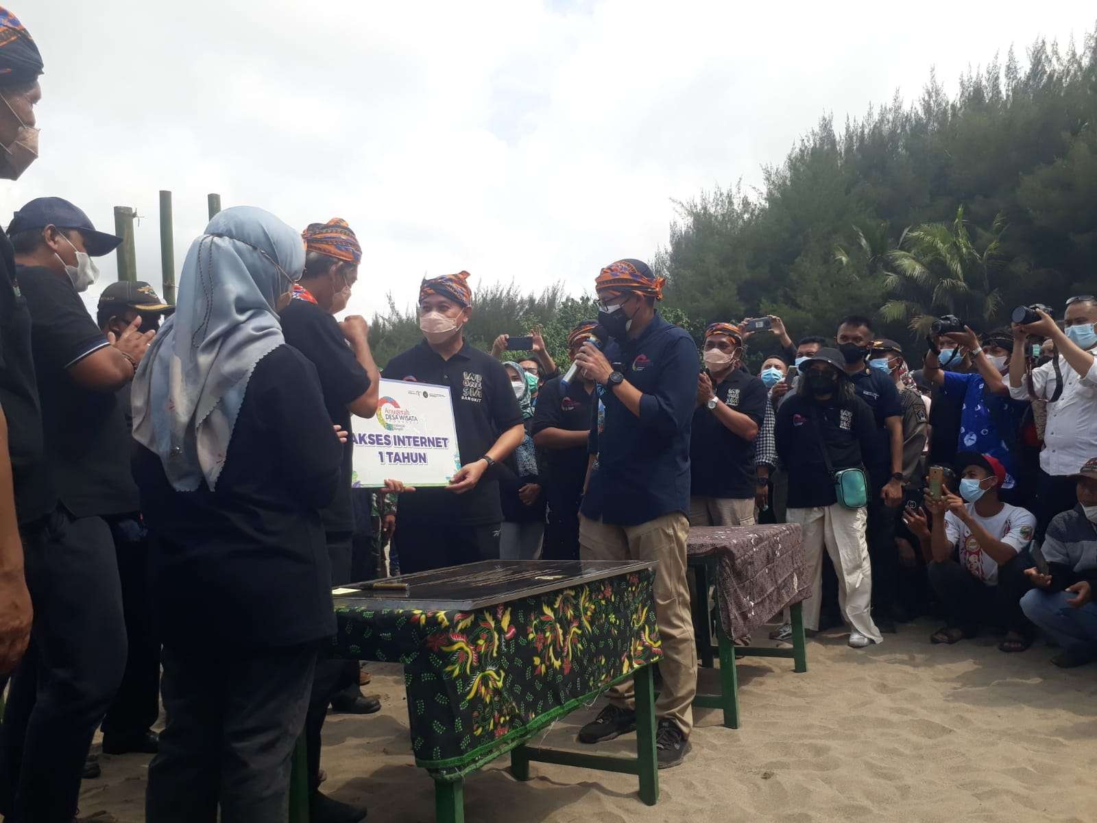 Menteri Pariwisata dan Ekonomi Kreatif (Menparekraf), Sandiaga Uno di Desa Wisata Serang, Kabupaten Blitar, Jawa Timur. (Foto: Choirul Anam/Ngopibareng.id)