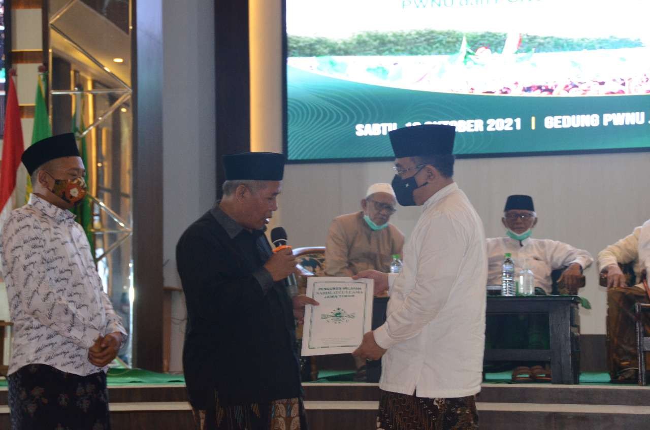 Pengurus Wilayah Nahdlatul Ulama (PWNU) Jawa Timur resmi menyerahkan dukungan kepada KH Yahya Cholil Staquf (Gus Yahya) sebagai ketua umum (ketua Tanfidziyah) PBNU. (Foto: Istimewa)