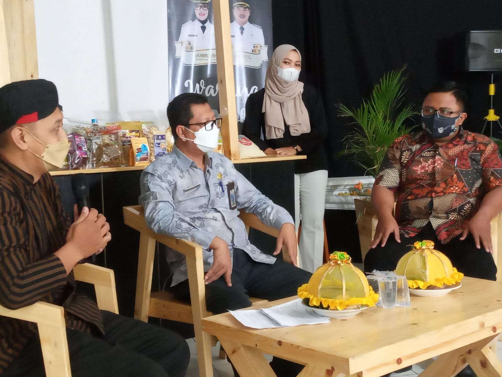 Dialog interaktif Warung Pojok Kebon Rojo, kembali mengudara dari studio Dinas Komunikasi dan Informatika Kabupaten Jombang. (Foto: Istimewa)